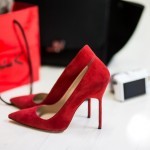 Фото Красные туфли на шпильке с острым носом